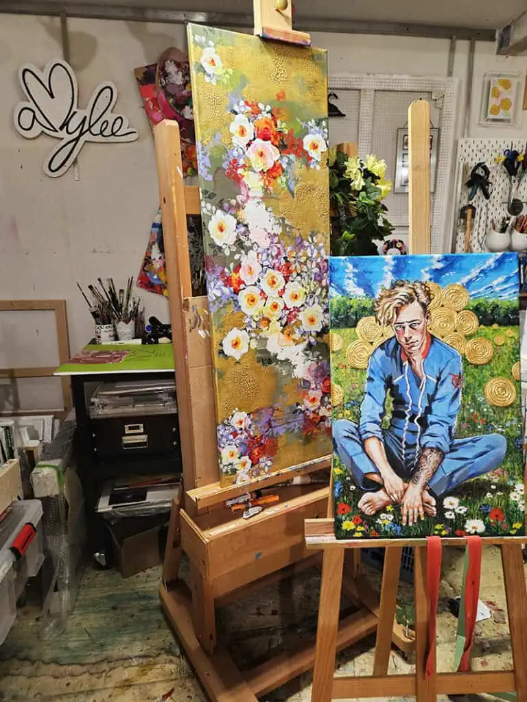 Peintures sur chevalets dans l’atelier de l’artiste Amylee cantal